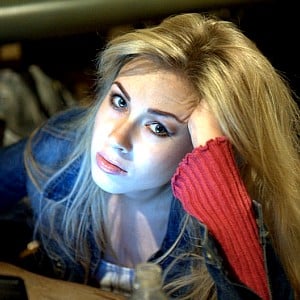 Busty slut bor issiq jinsiy aloqa uning yigiti bilan divanda.